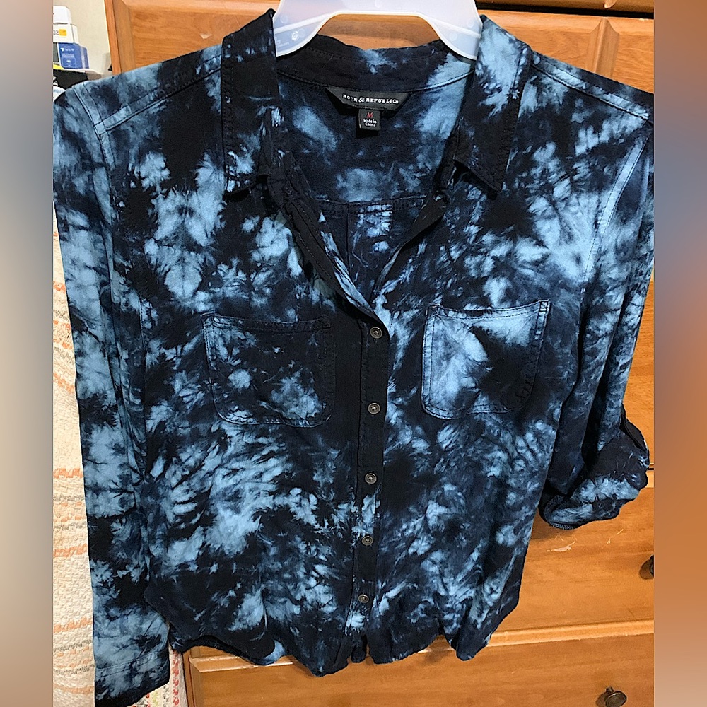 Rock & Republic Long sleeve button up shirt. Has button for rolled-up sleeve.